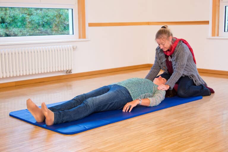 Therapeutin begleitet eine Patientin bei einer Übung zur Körpertherapie in der Privatklinik am Leisberg Baden-Baden