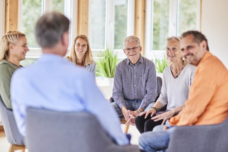 Patientengruppe mit Therapeut bei der Gruppenpsychotherapie in der Privatklinik am Leisberg in Baden-Baden
