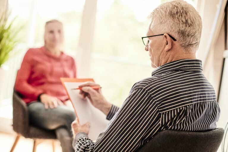 Einzelpsychotherapie in der Klinik am Leisberg – vertrauliches Gespräch zwischen Therapeut und Patient