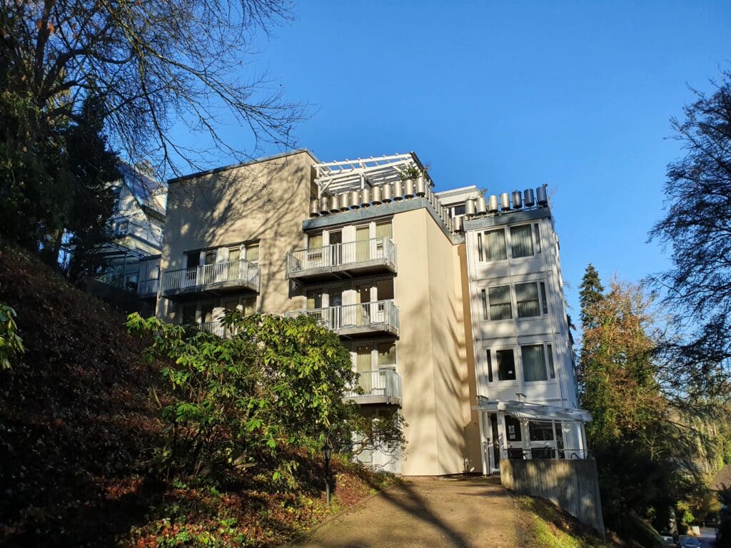 Außenansicht der modernen Privatklinik für Psychiatrie und Psychosomatik in Baden-Baden, umgeben von Natur
