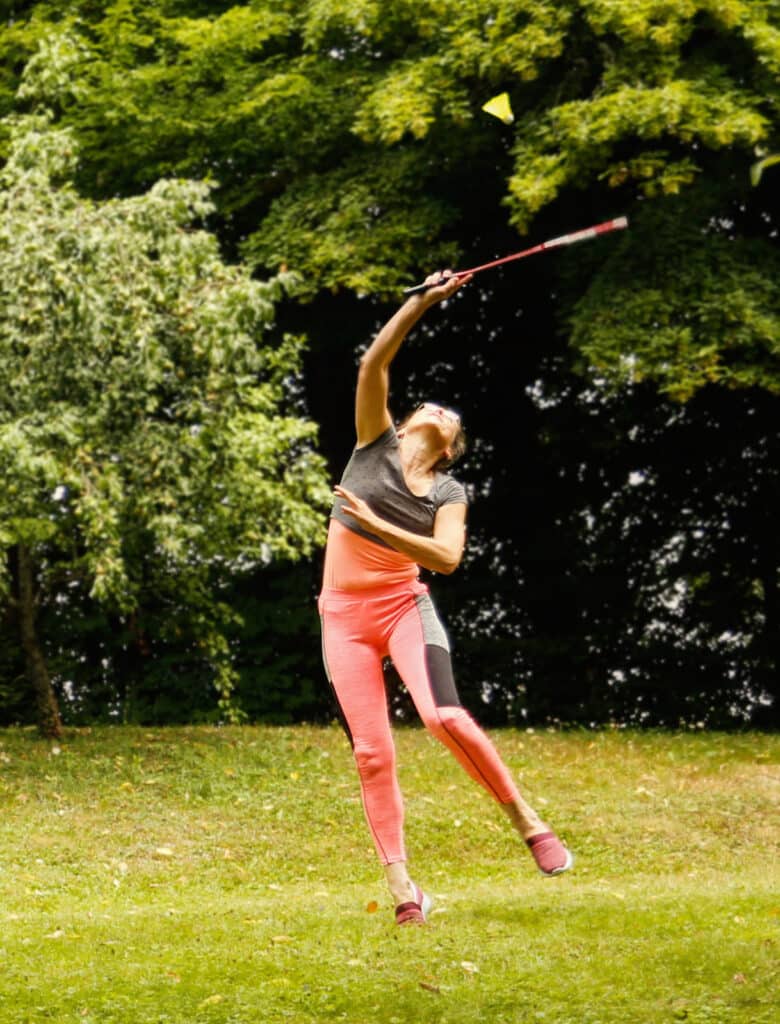 Klinik-Sporttherapie Baden-Baden – Bewegungstherapie mit Federball im Freien