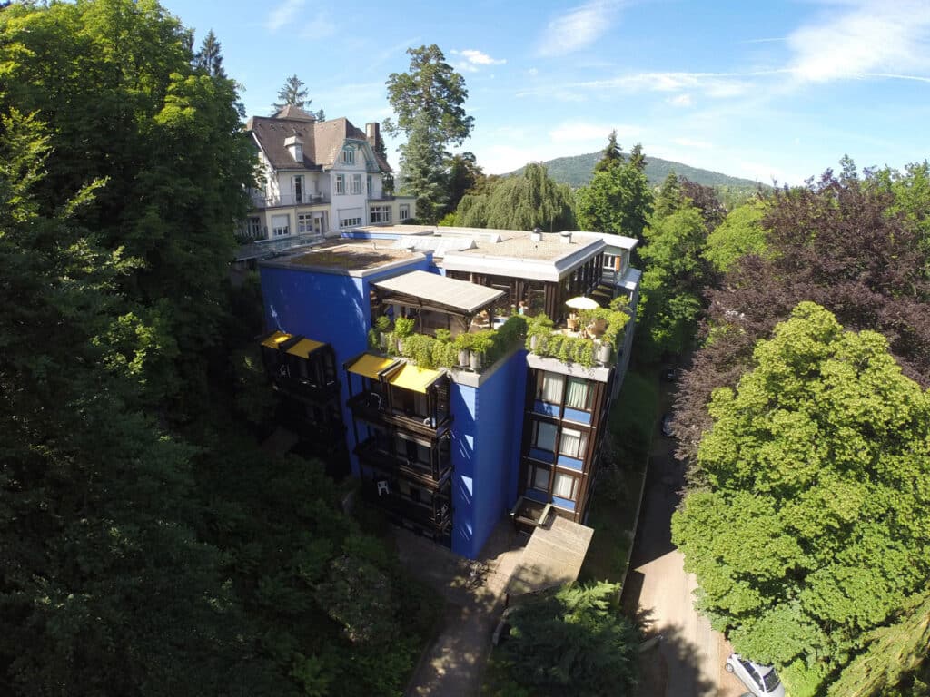 Kontakt zur Privatklinik für Psychiatrie und Psychosomatik in Baden-Baden – Luftaufnahme des Klinikgebäudes im Grünen
