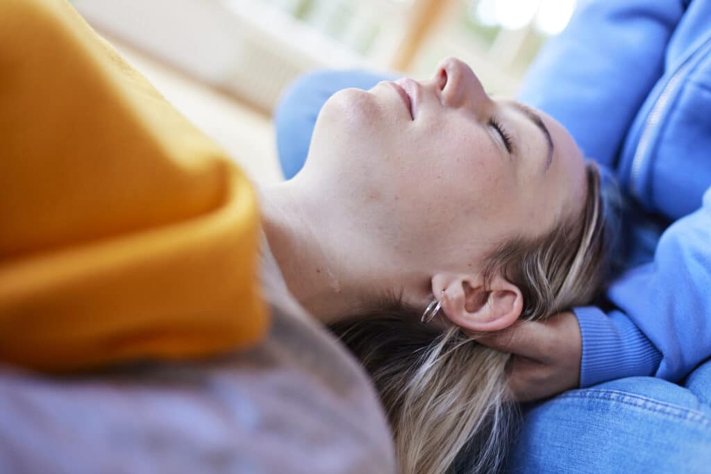 Entspannungsübung während der Körpertherapie in einer Privatklinik in Baden-Baden – Förderung von Ruhe und innerer Balance