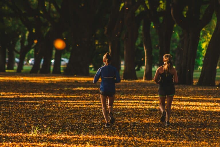 Klinik-Sporttherapie Baden-Baden – Patienten beim Joggen im Park der Klinik am Leisberg
