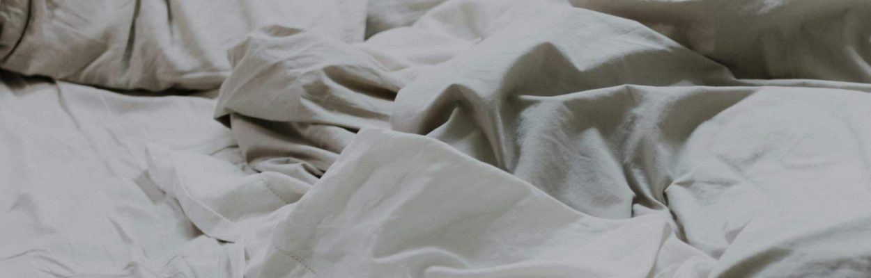Unordentliches Bett als Symbol für Schlafstörungen – Hilfe in unserer Privatklinik