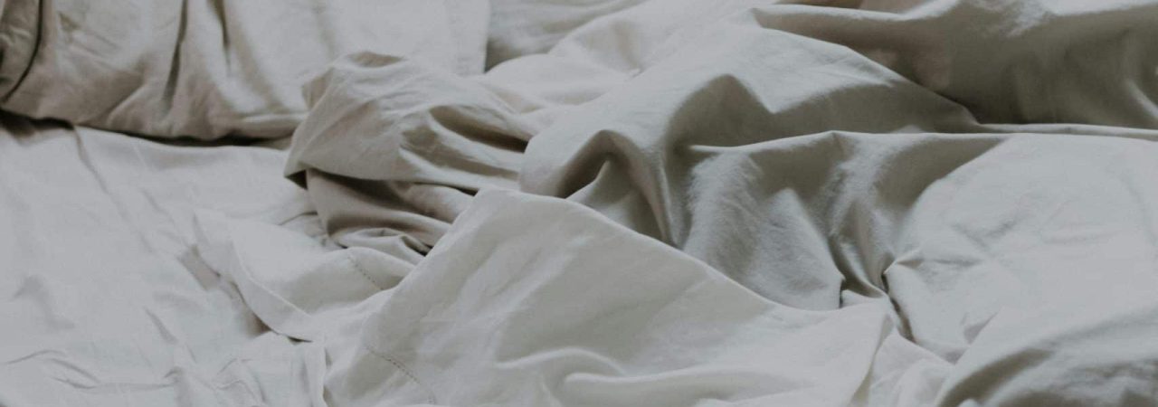 Unordentliches Bett als Symbol für Schlafstörungen – Hilfe in unserer Privatklinik